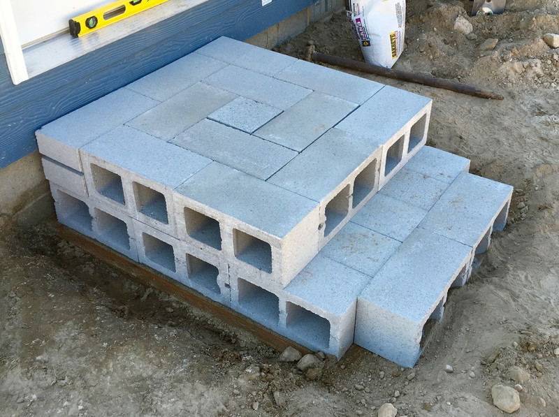 Building temporary stairs with cinderblocks