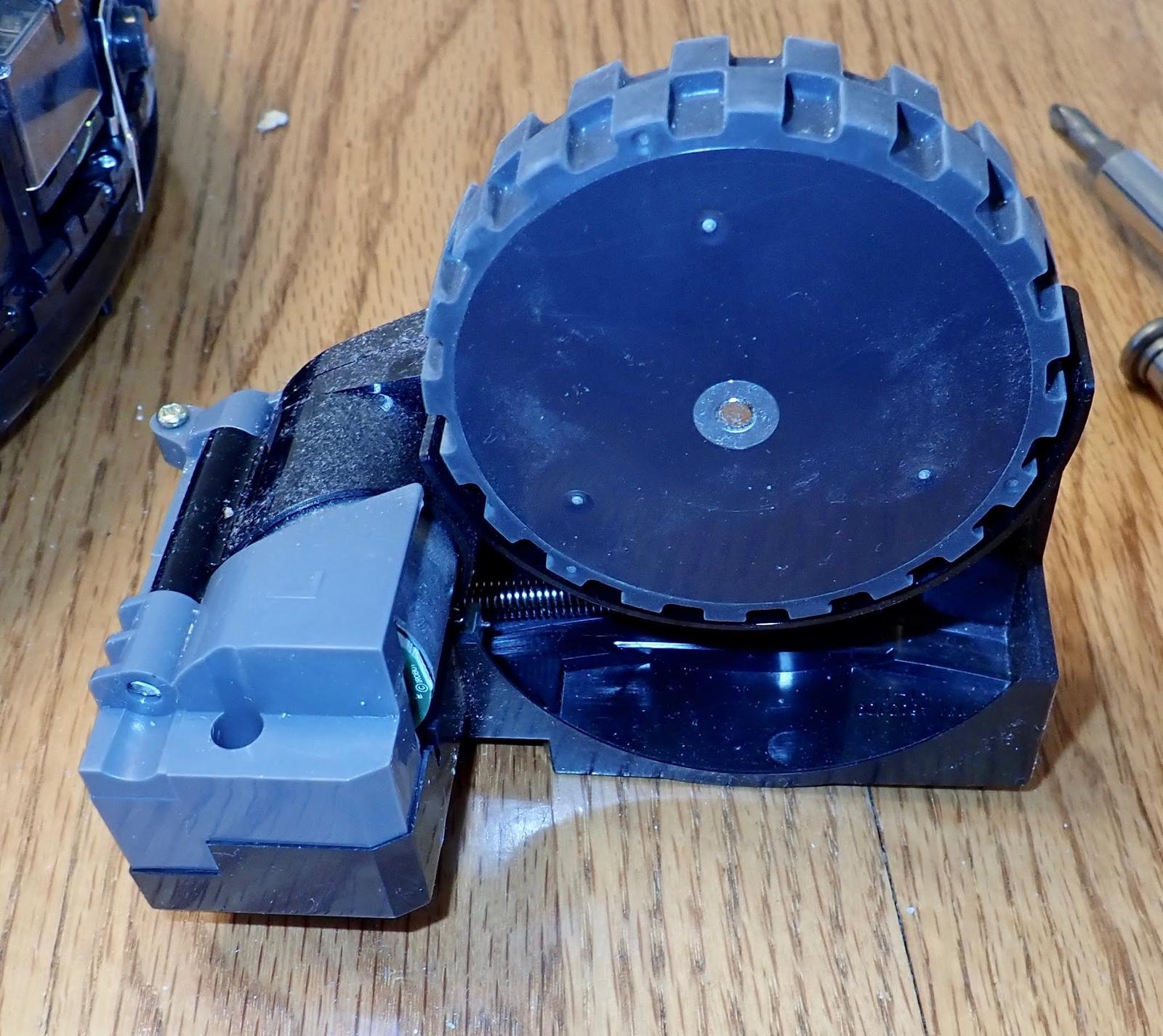 Roomba i7 Teardown: Why is there a waving cat with a lint roller inside?